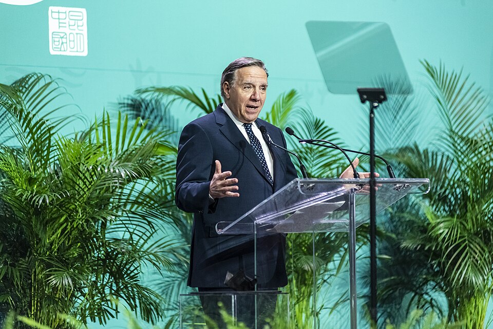 François Legault qui porte un discours